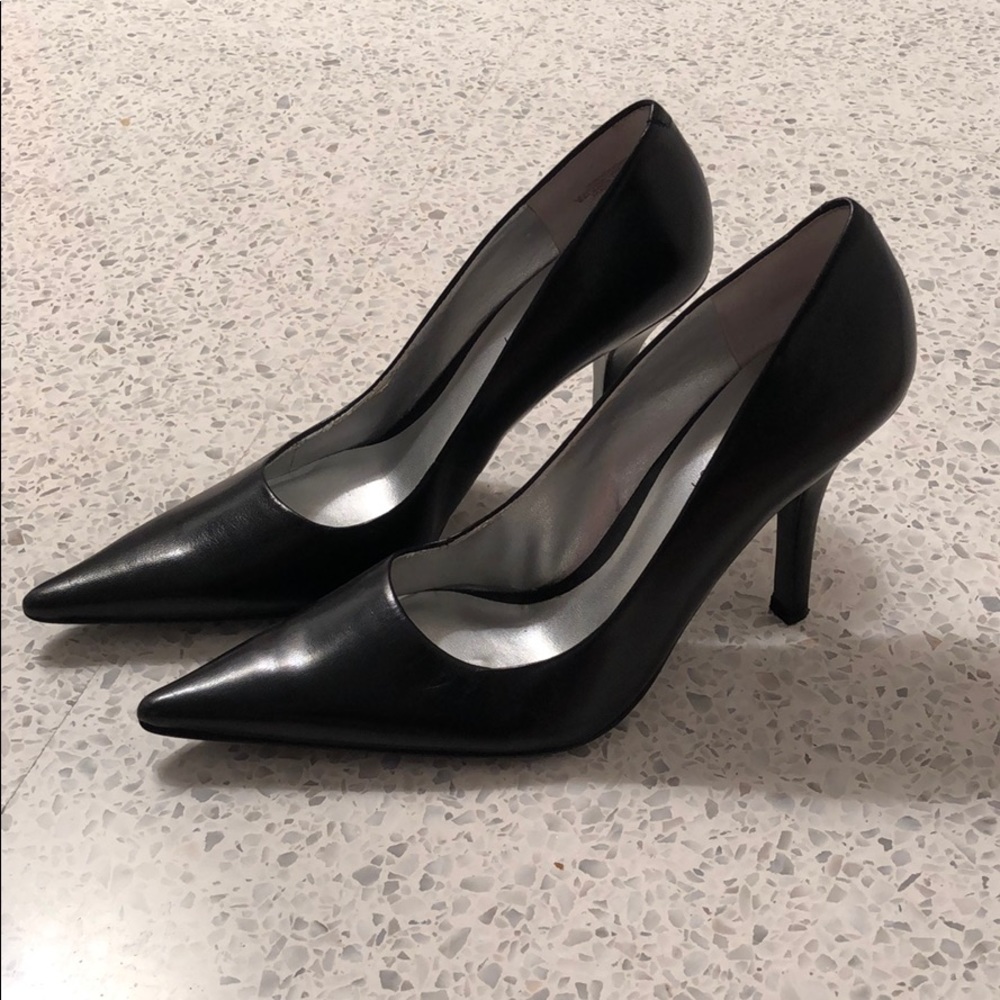 Nine West Black Leather Pumps sz 6 Like New!
